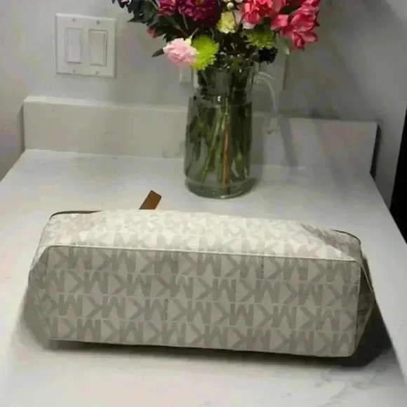🔥🔥Michael Michael Kors Jet Set Vanilla MK Signature Tote with leather trim NWOT - Picture 5 of 13